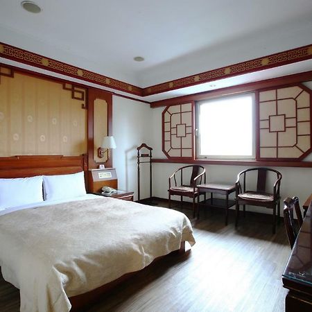 Hua Du Hotel Цзилун Экстерьер фото