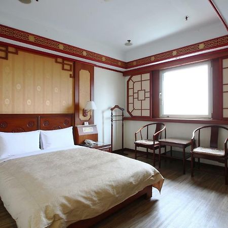 Hua Du Hotel Цзилун Экстерьер фото
