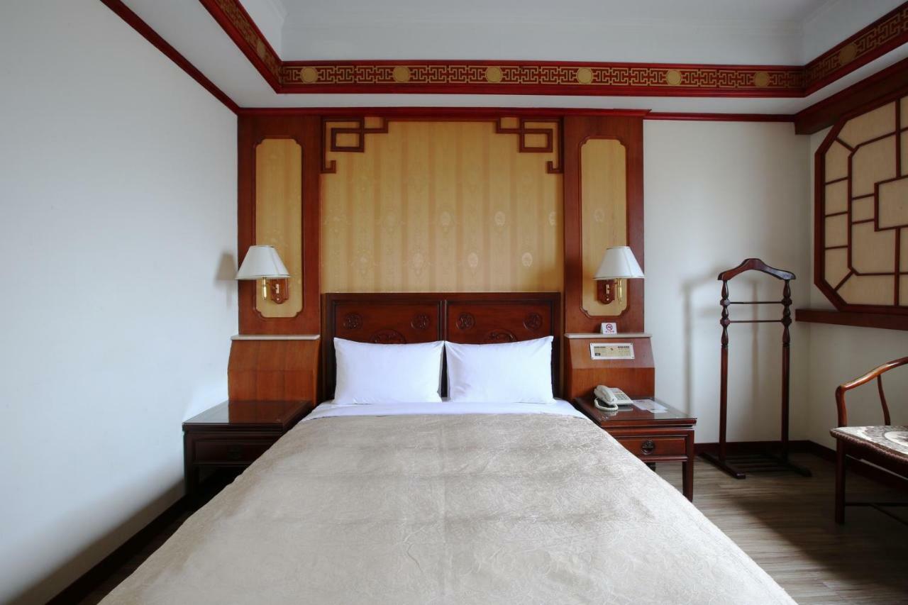 Hua Du Hotel Цзилун Экстерьер фото