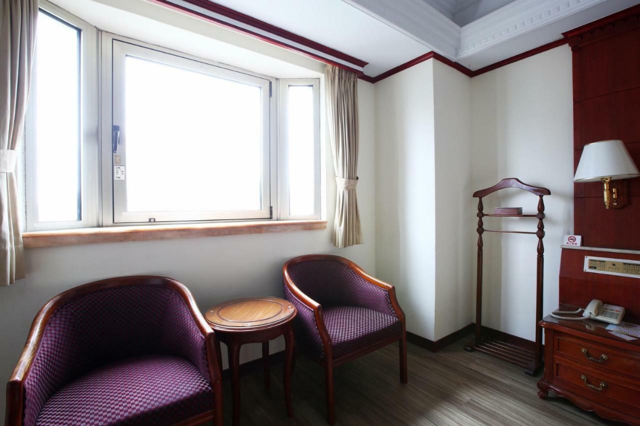 Hua Du Hotel Цзилун Экстерьер фото