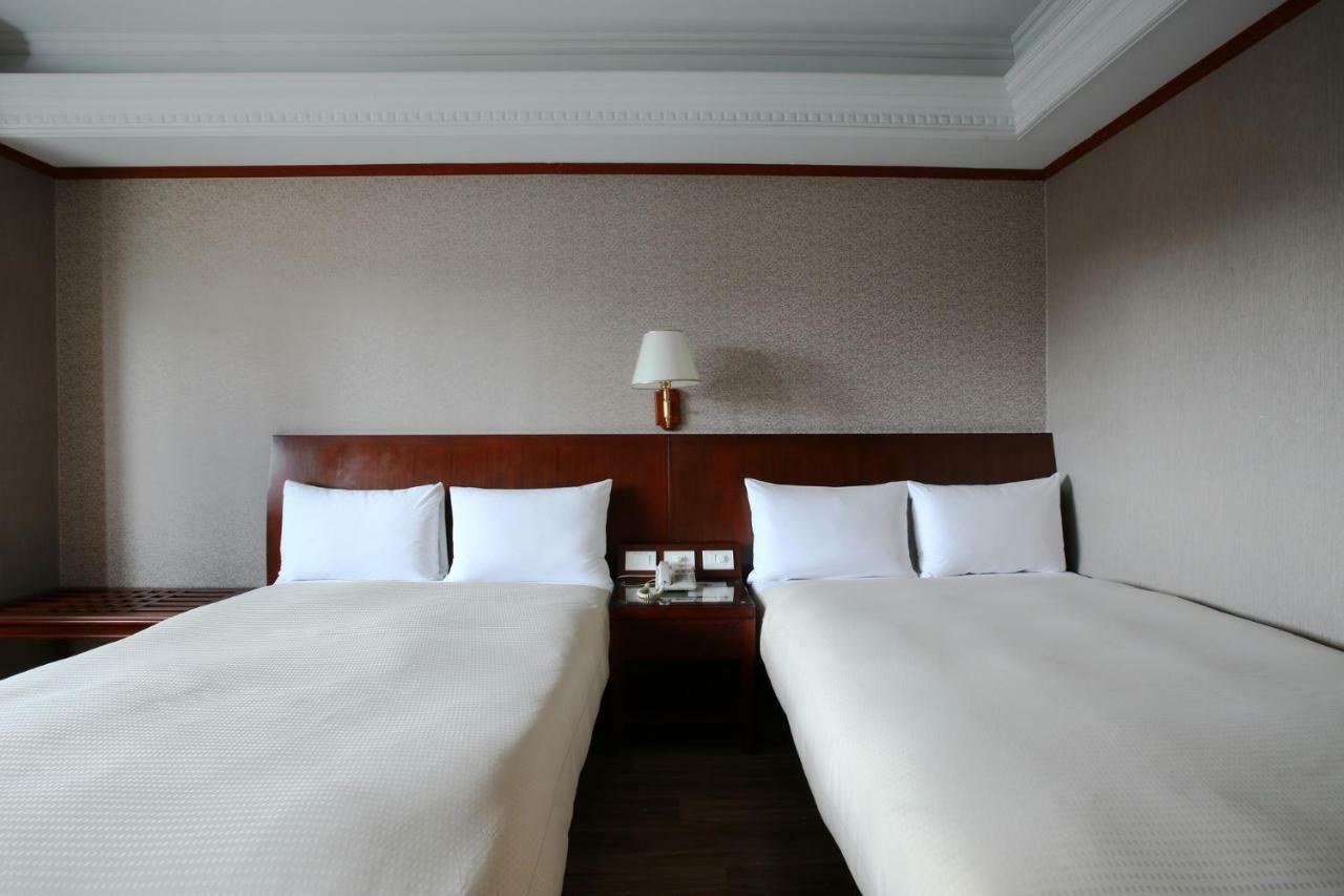 Hua Du Hotel Цзилун Экстерьер фото